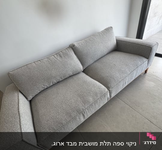 ספה אפורה בחדר עם רצפת אריחים